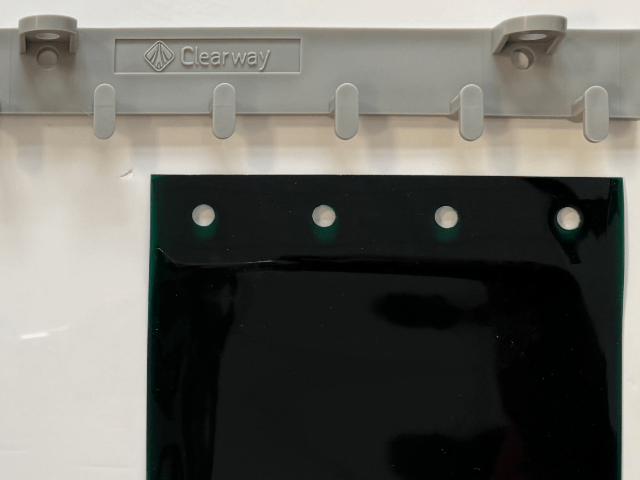 fixation-rideau-boucher-lanieres-pvc-vert