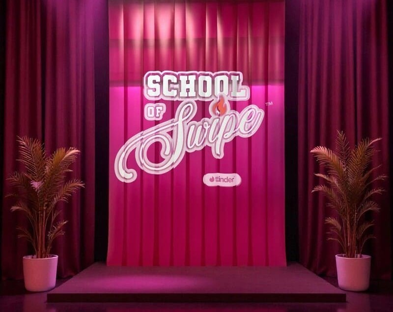 Illustration de l'utilisation d'un rideau à lanières PVC pour un pop-up store / évènement Tinder