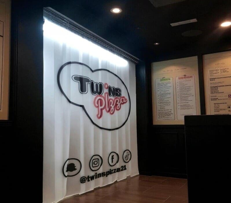 Rideau à lanières PVC imprimé utilisé pour faire la séparation entre la cuisine et la salle d'un restaurant