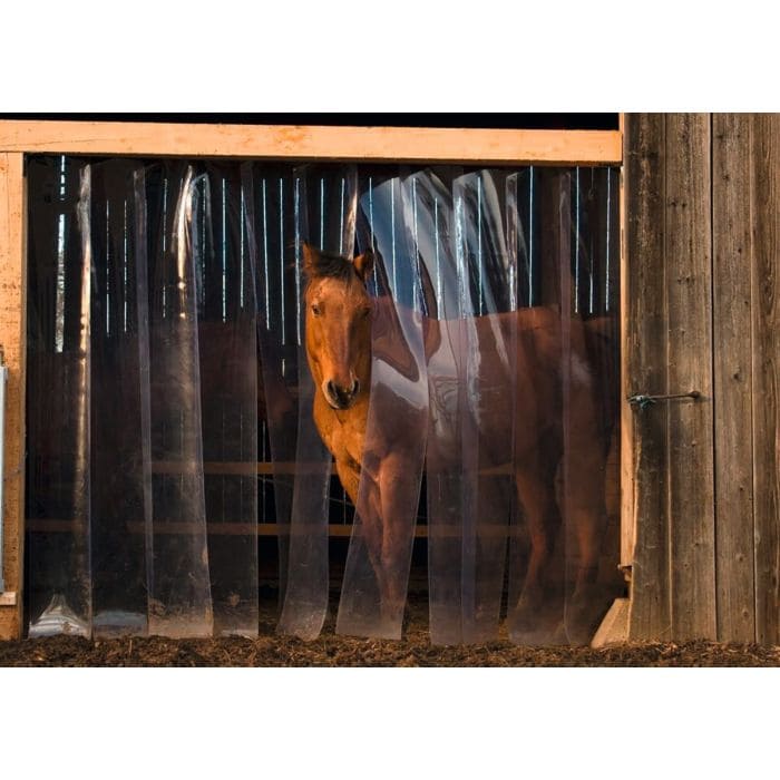 Rideau à lanières PVC transparent sur box à chevaux en bois – protection contre le froid et les courants d'air