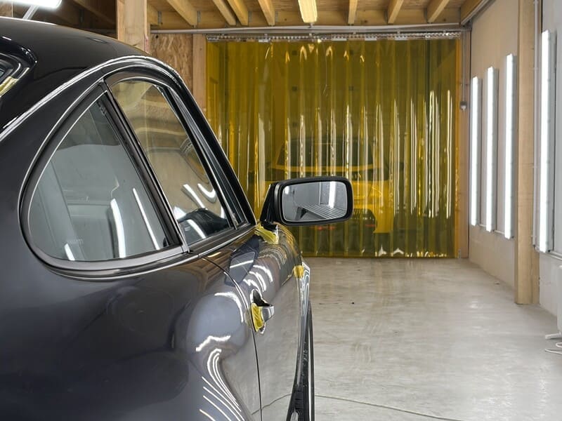 Rideau à lanières PVC utilisé dans une carrosserie automobile