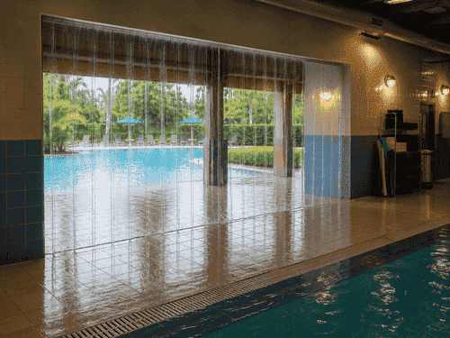 Rideau à lanières PVC utilisé pour séparer intérieur/extérieur d'une piscine