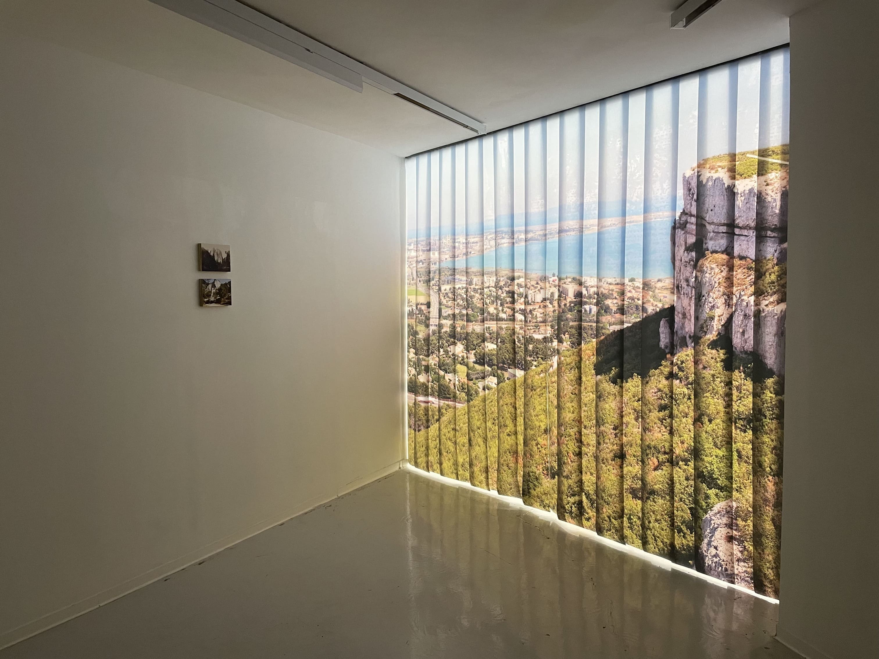 Lanières PVC translucides captant la lumière dans une salle d'exposition sombre