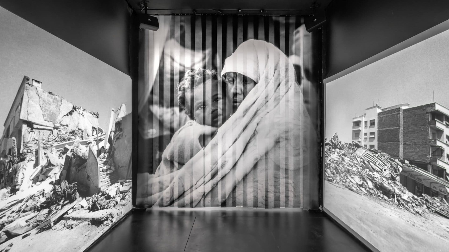 Rideau à lanières PVC colorées installé comme œuvre plastique dans une salle d'exposition