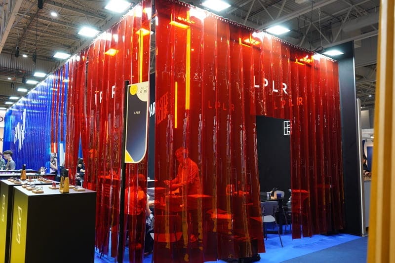 Rideau PVC personnalisé mis en avant dans un évènement public